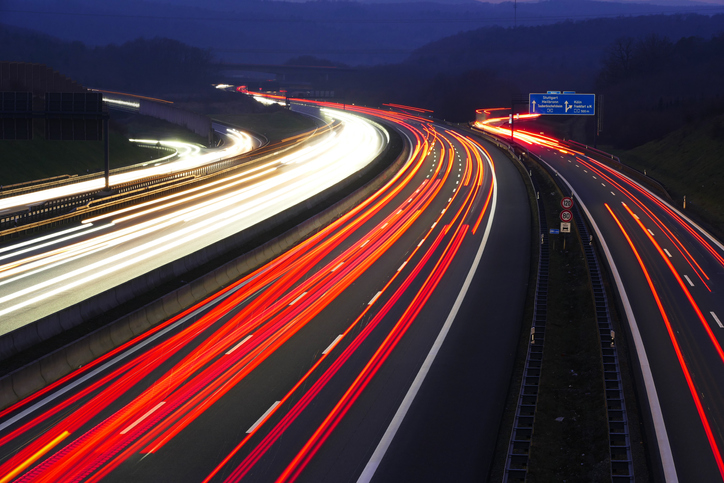 EP-Express Logsitik Ravensburg unterwegs bei Nacht auf der Autobahn